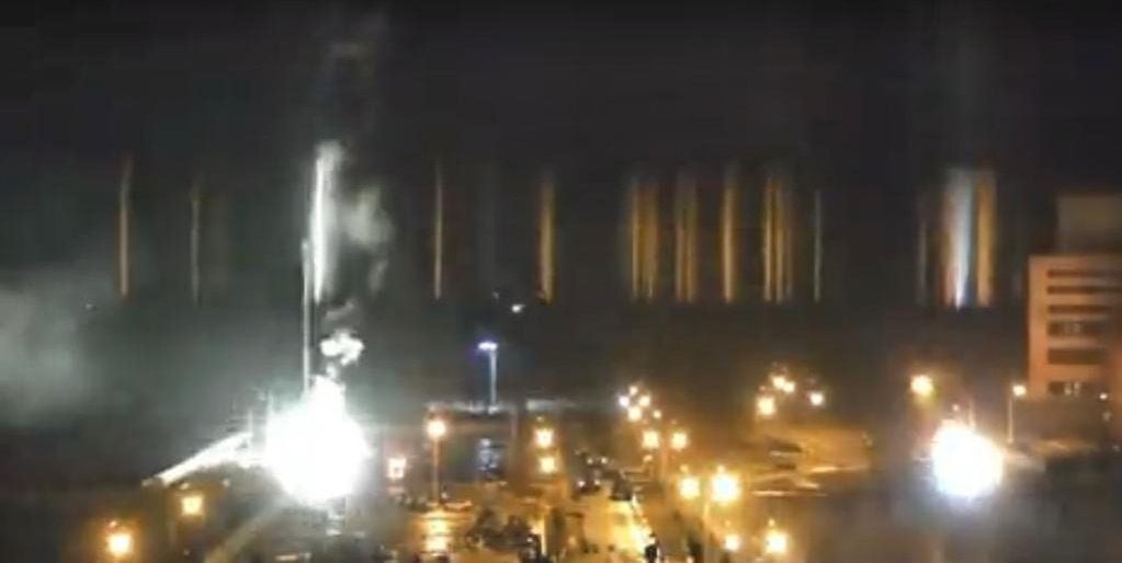 Rusia bombardeó la central nuclear más grande de Europa, en el sudeste de Ucrania.