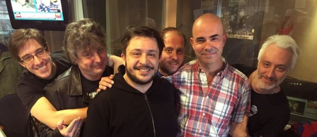 Hernán Casciari junto a los integrantes del equipo de "Perros de la calle" (Radio Metro)