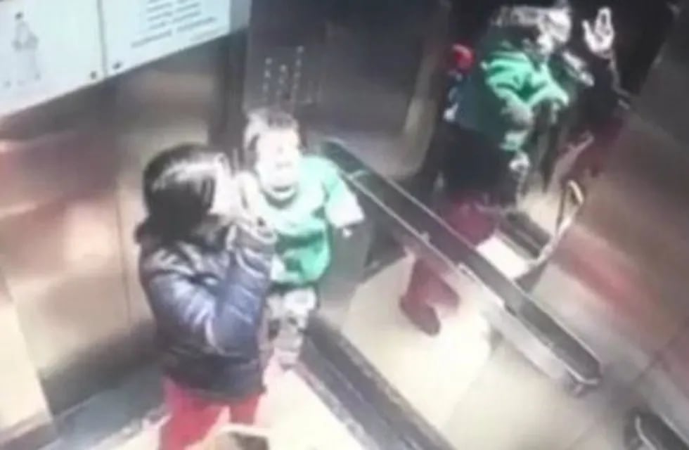 Una niñera fue arrestada en China tras la brutal golpiza que le propinó a un bebé en un ascensor.