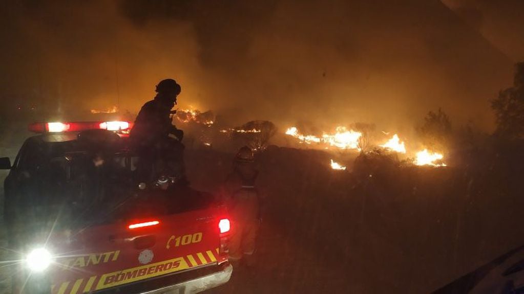 Incendio forestal en Tanti. (Foto: Facebook / Bomberos Voluntarios de Tanti).
