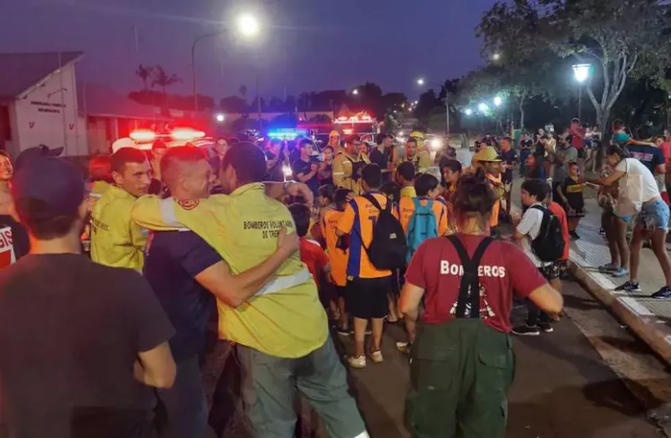 Entre abrazos y aplausos recibieron a los bomberos que estuvieron combatiendo incendios en Cerro Corá.