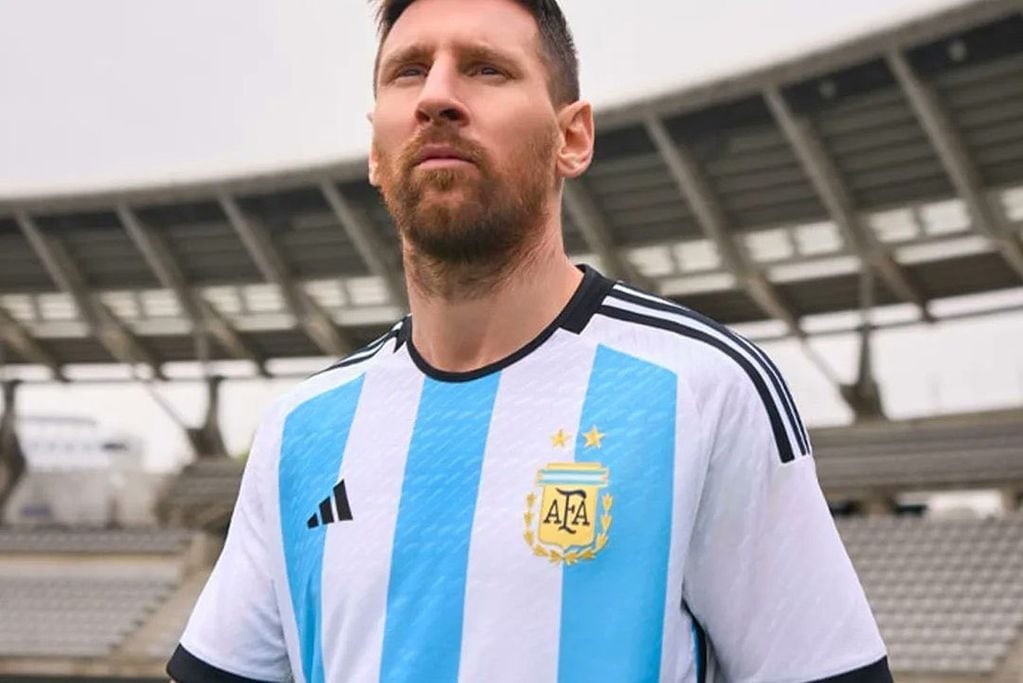 Lionel Messi y la nueva remera de la selección argentina de fútbol. (Prensa Adidas)