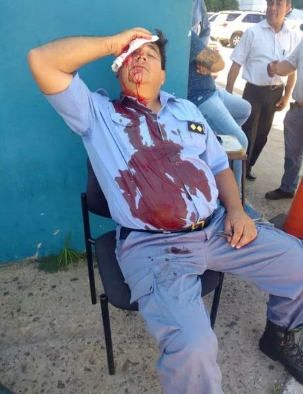 Un comisario recibió un piedrazo en la cabeza durante una protesta social en Resistencia. (Foto: Diario Chaco)