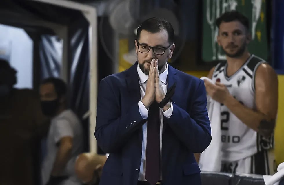 Sebastián Saborido, el entrenador de Atenas que trabaja para mejorar el equipo  que no arrancó bien en la Liga Nacional. (Marcelo Endelli / La Liga)