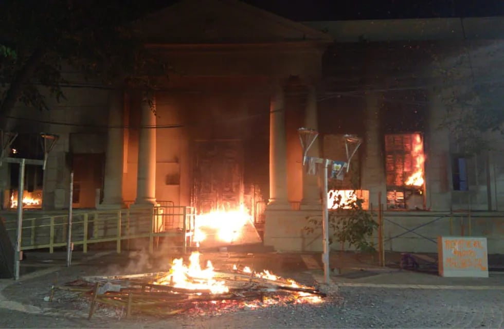 La Legislatura de Mendoza sufrió incendios a partir del lanzamiento de molotovs por parte de un grupo de manifestantes. (Mariana Villa / Los Andes)