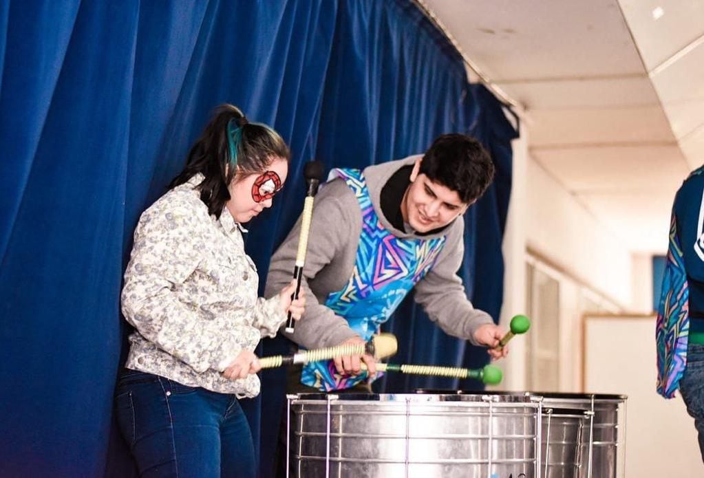 Con la visita de la "Familia del Tambor", los festejos de la Niñez, se realizaron en la Escuela Especial N° 1 Kayú Chenén