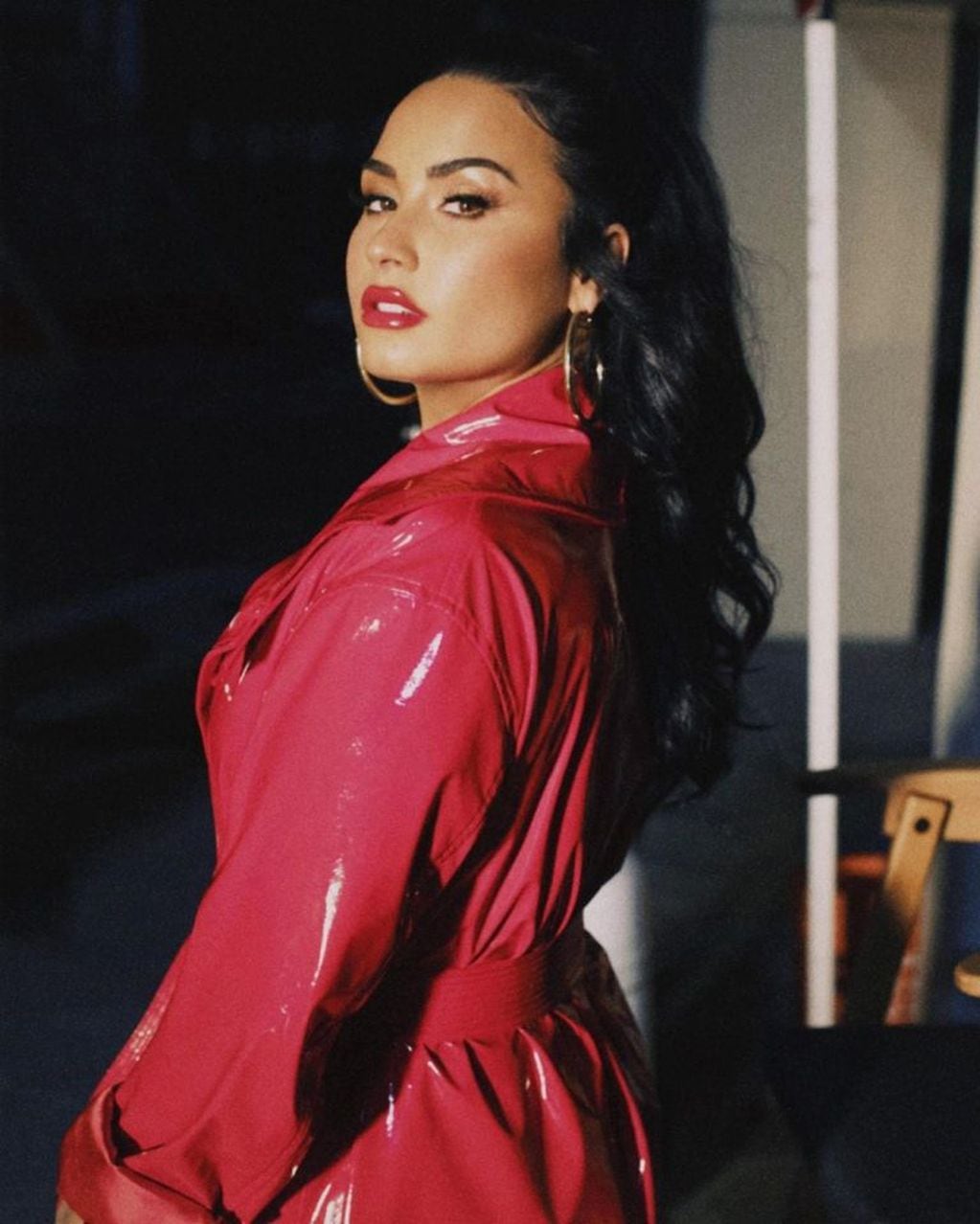 Demi Lovato luce durante casi todo el video un abrigo rojo.  (Instagram/@ddlovato)