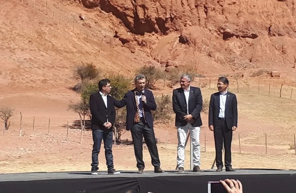 El Presidente Mauricio Macri, el gobernador Gerardo Morales, Ezequiel Escobar CEO de uSound y el representante de Samsung