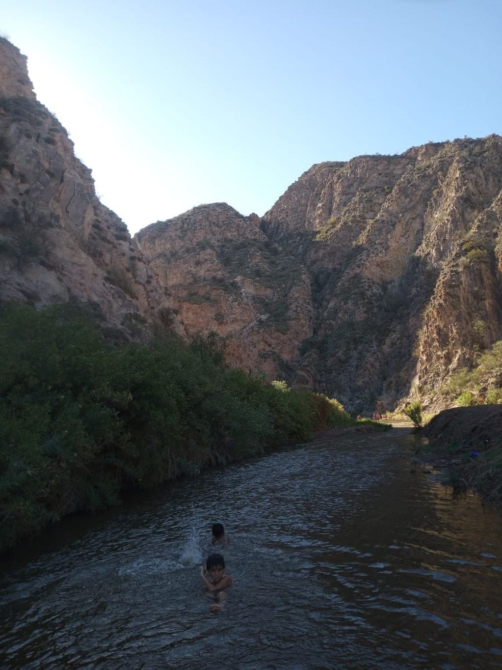 El Río Huaco, un lugar ideal para refrescarse de las altas temperaturas entre medio de las montañas.