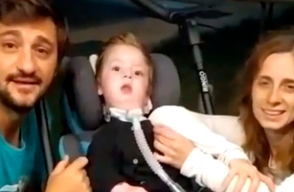 Los padres celebraron la noticia en redes sociales junto a su pequeño hijo "Lolo". (Captura de video)