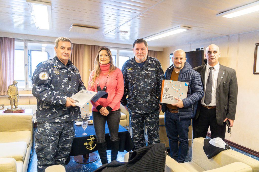 Funcionarios provinciales se reunieron con las autoridades navales, a bordo del Rompehielos  A.R.A "Almirante Irizar".