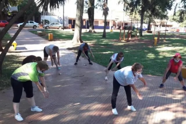 Dictan clases de actividades físicas para adultos mayores en la plaza San Martín del km 2