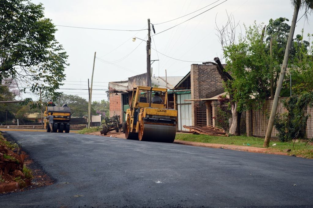 Obras de asfalto sobre empedrado en la chacra 119 de Posadas.