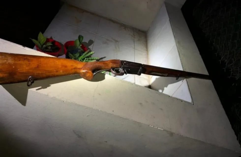 En la casa del hombre se encontraron escopetas y municiones (web)