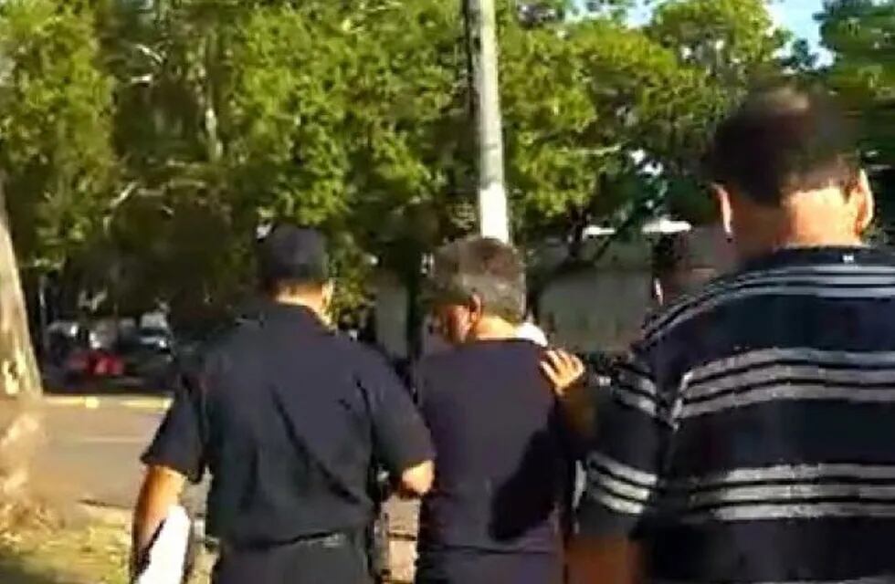 Alejandro Ferrer, vice de Gimnasia (LP), es detenido por efectivos policiales antes del clásico platense.