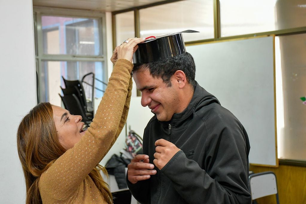 Lucas Quiroga, ciego recibido del secundario a los 23 años. No usa bastón, es independiente y quiere seguir estudiando idioma para irse del país.