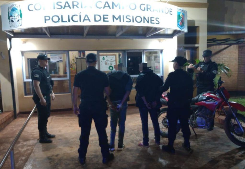 Campo Grande: robaron una motocicleta y fueron detenidos en un control policial.