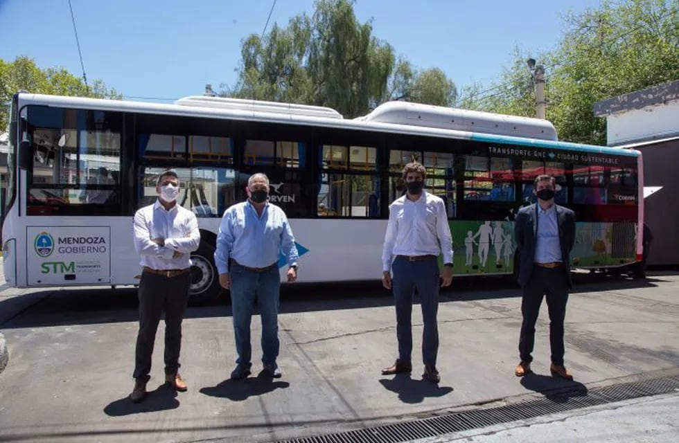 Las autoridades frente a la nueva unidad de transporte público de pasajeros motorizada 100% a GNC. Gentileza Gobierno de Mendoza