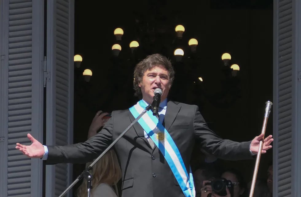 El presidente de Argentina, Javier Milei, saluda a la gente desde el balcón de la Casa Rosada.