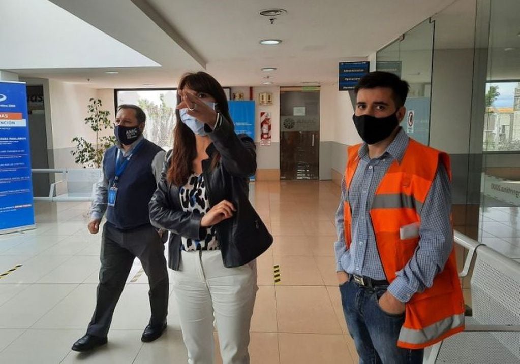 Silvina Córdoba, ministra de Producción recorrió el aeropuerto de la ciudad capital.