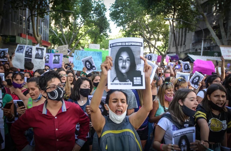 Una multitud se movilizó durante la tarde y noche de ayer por las calles mendocinas reclamando justicia por el femicidio de Florencia. Foto: Nicolás Ríos / Los Andes.