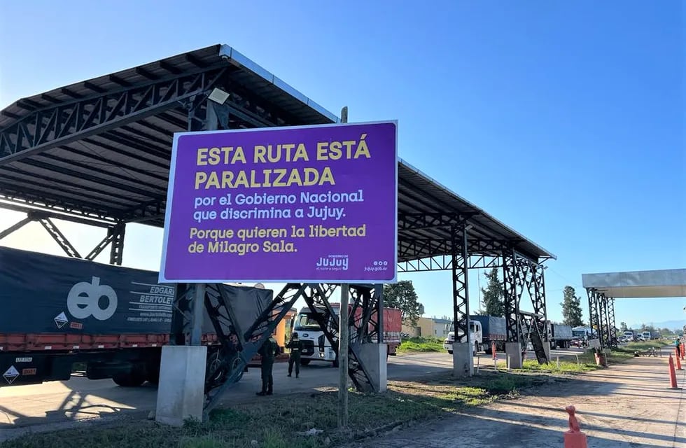 El mensaje del cartel no deja margen para interpretaciones: taxativamente denuncia discriminación y presiones del Gobierno nacional a la Provincia de Jujuy.