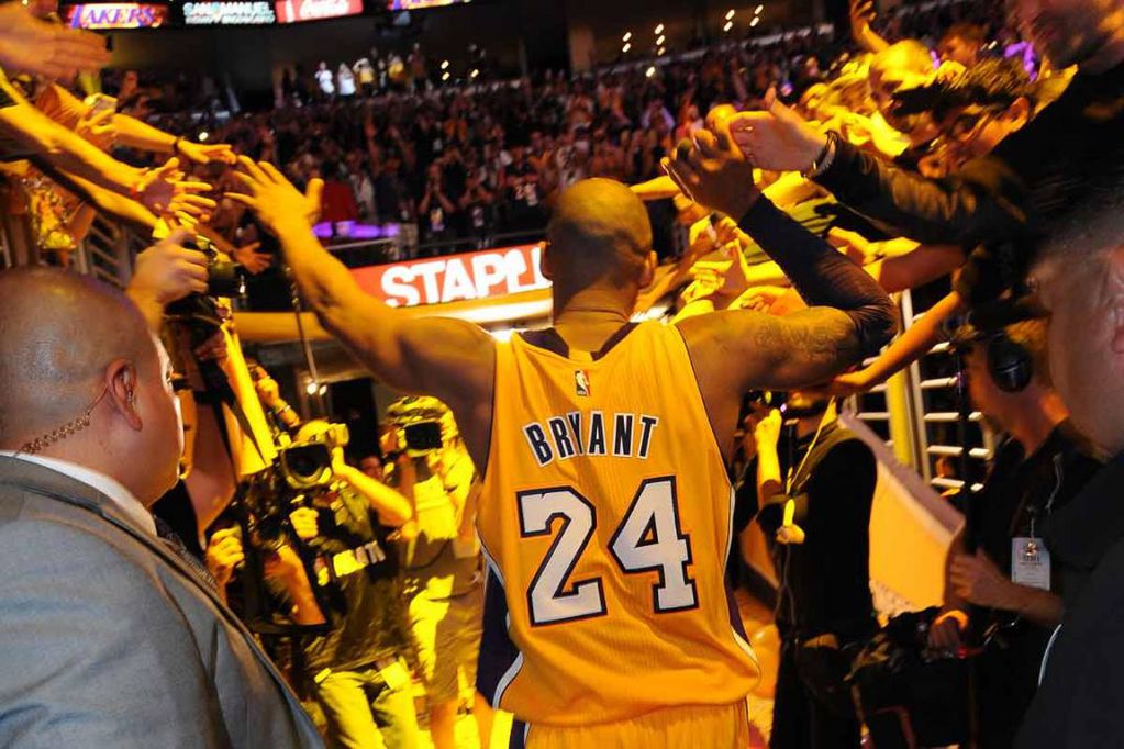 Kobe y su salida del Staples Center, el estadio donde juegan los Lakers. (Foto: AP)