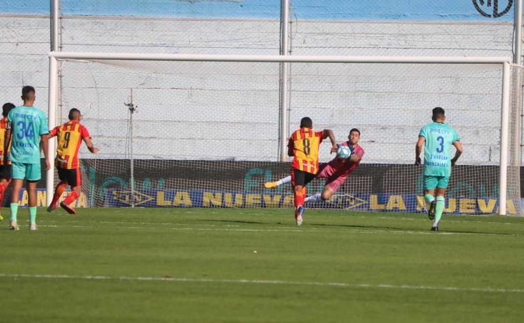 El arquero Juan Ángel Espíndola contiene el penal al goleador Gonzalo Ríos (9).