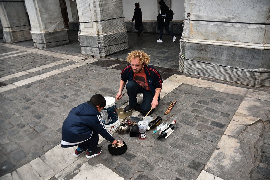 Artista callejero, Ramiro Soler, percusionista sanjuanino en Córdoba, durante el 2021. Foto Pedro Castillo