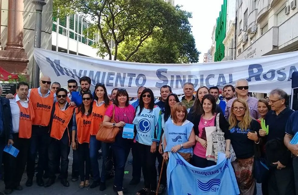 Reunión del Movimiento Sindical Rosarino para manifestarse en contra de los incidentes de este jueves y la sanción de la reforma previsional.