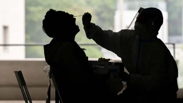 Los casos de coronavirus en Argentina este miércoles fueron 6.843.(AP)