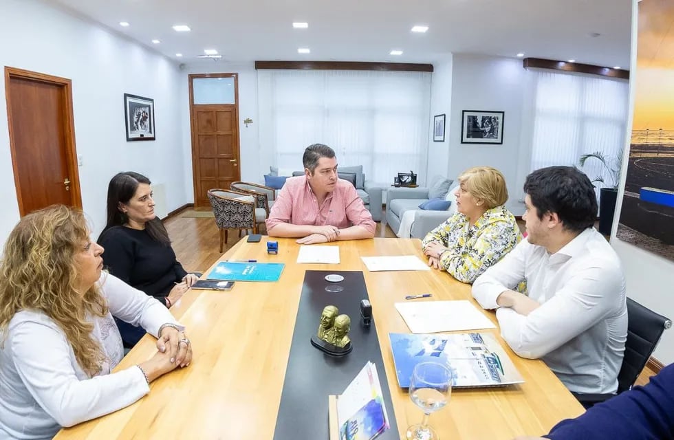 Río Grande: el intendente Pérez firmó con ATSA mejoras salariales