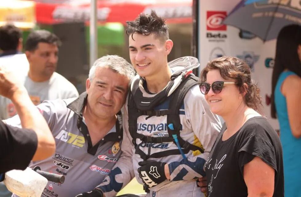 El joven piloto de 16 años se quedó con la victoria en la Gran Final que se llevó a cabo en Rosario de la Frontera. En la foto junto a sus padres.