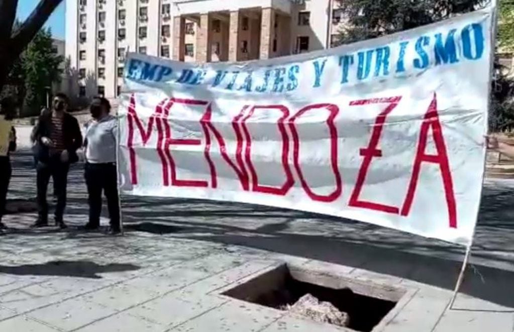 Protesta de representantes de empresas de Turismo frente a Casa de Gobierno de Mendoza.
