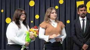 Las hijas de Daniela Velasco, víctima de un femicidio, recibieron el título de su madre en un emotivo acto