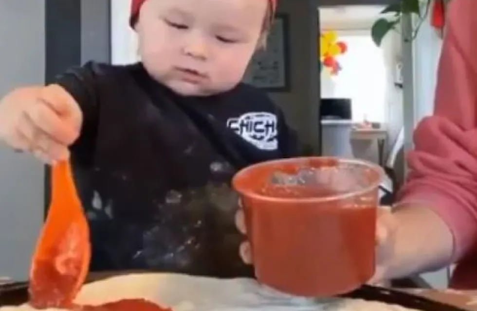 ¡Qué chef! El video que se viralizó de un bebé que amasa pizza