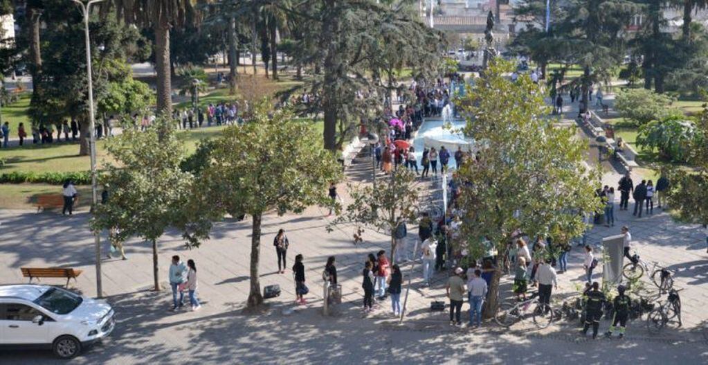 El puesto de entrega había sido dispuesto en la plaza Belgrano, frente a las puertas de la Casa de Gobierno. En la toma fotográfica se observa la larga fila que se extendía hacia el centro del espacio público y luego por una de las diagonales hacia la calle San Martín.