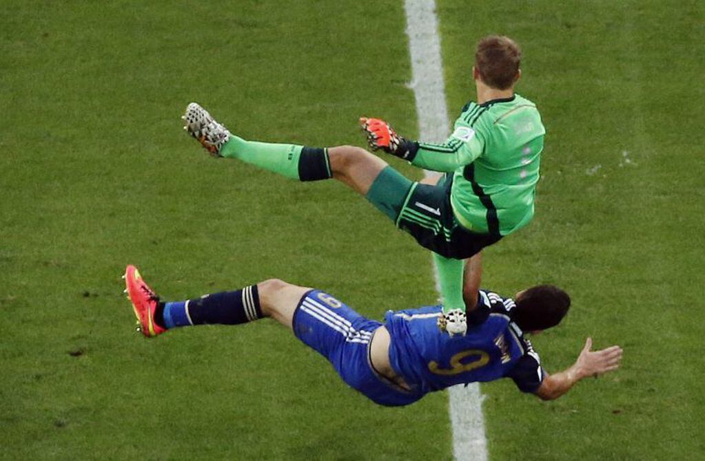 Higuaín cae tras el impacto con Neuer. Foto: AP/Fabrizio Bensch.