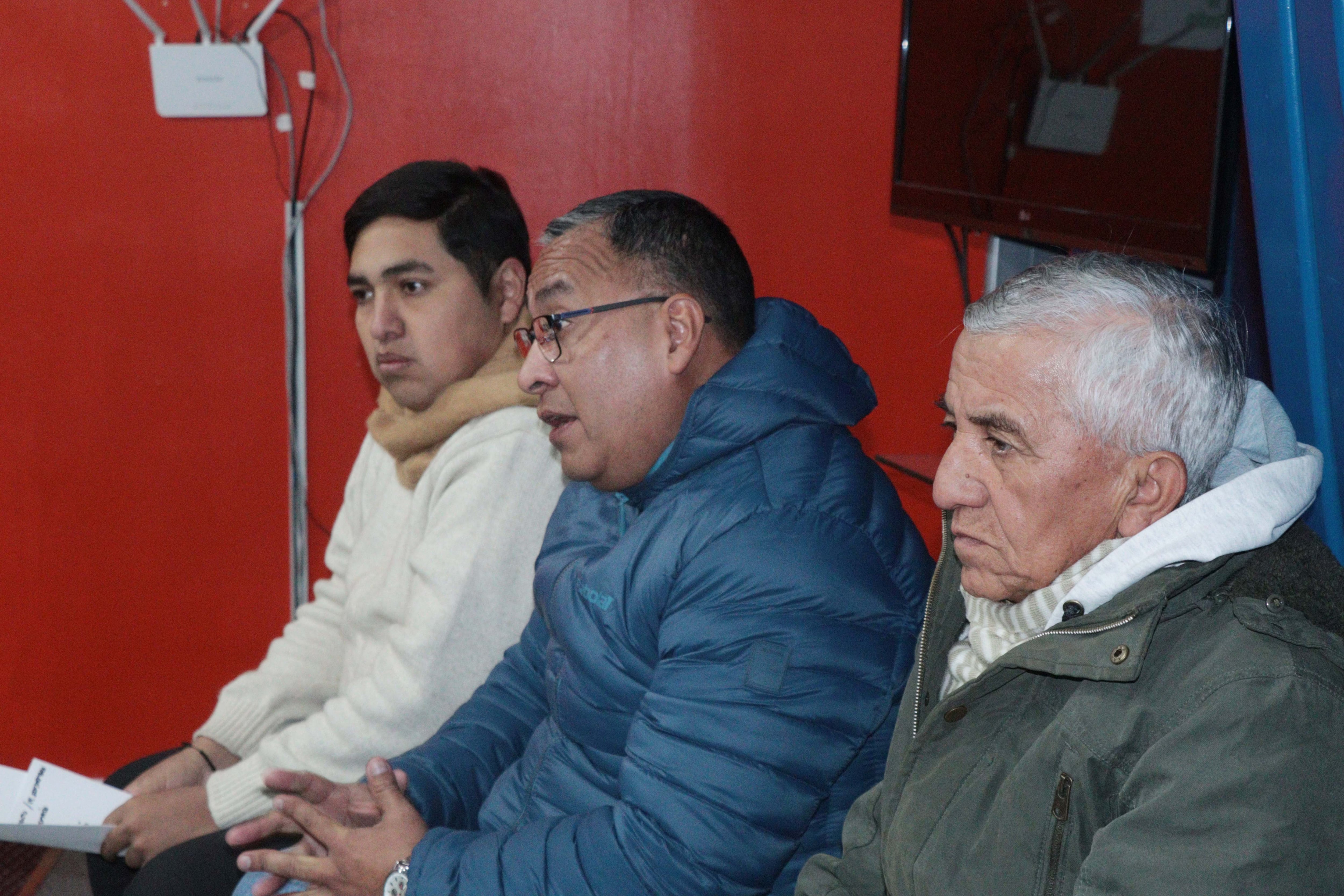 Los funcionarios palpaleños Claudio Flores y Franco Fabrego, a cargo de la planificación de los "Sábados Estudiantiles" en esa ciudad, en la reunión con representantes de los colegios locales.