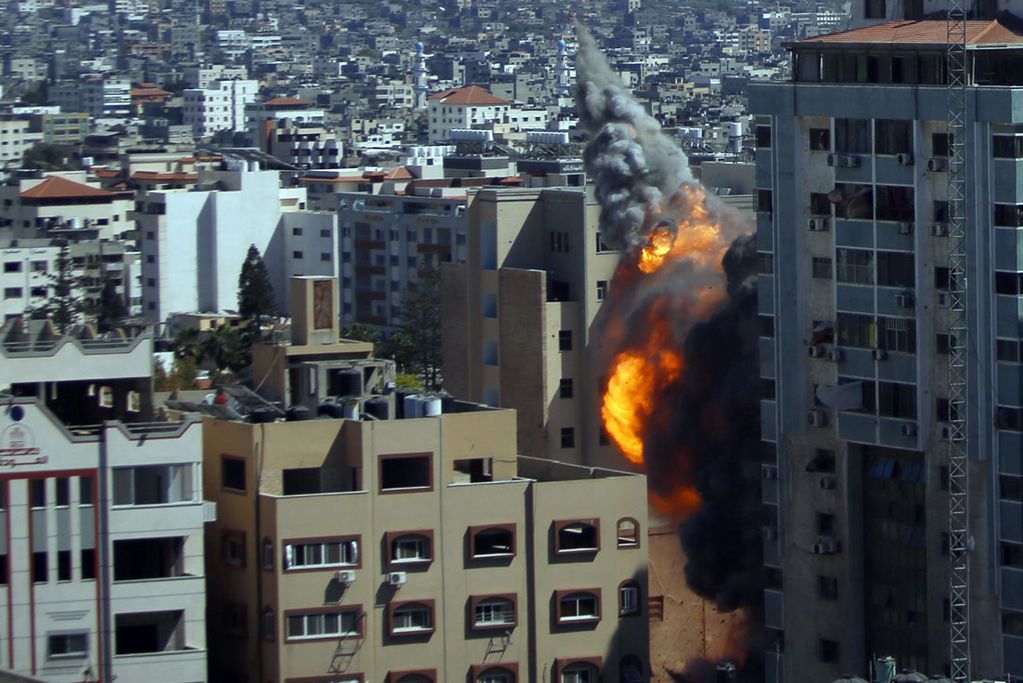 Un ataque aéreo israelí alcanza el edificio donde se encontraban las oficinas de AP, Al-Jazeera y otros departamentos. La explosión se produjo una hora después de que el ejército ordenara la evacuación del edificio. (AP)