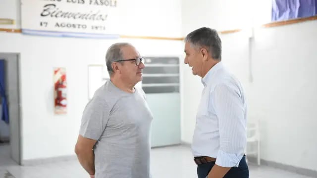 Jorge Muriel con el presidente de la comisión vecinal del barrio Luis Fasoli