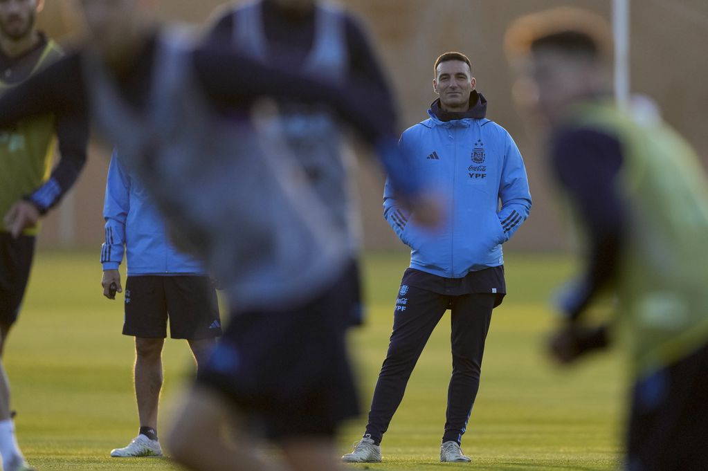 El técnico de Argentina, Lionel Scaloni, observa a sus jugadores durante un entrenamiento previo al partido ante Ecuador en el inicio de las eliminatorias sudamericanas para el Mundial 2026.