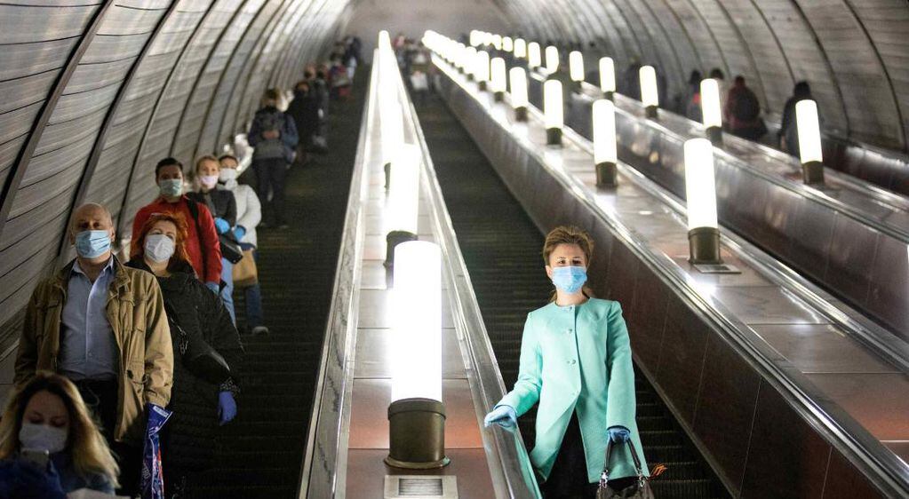 Pasajeros con protección en uno de las estaciones del metro de Moscú. (AP/ Alexander Zemlianichenko/Archivo)