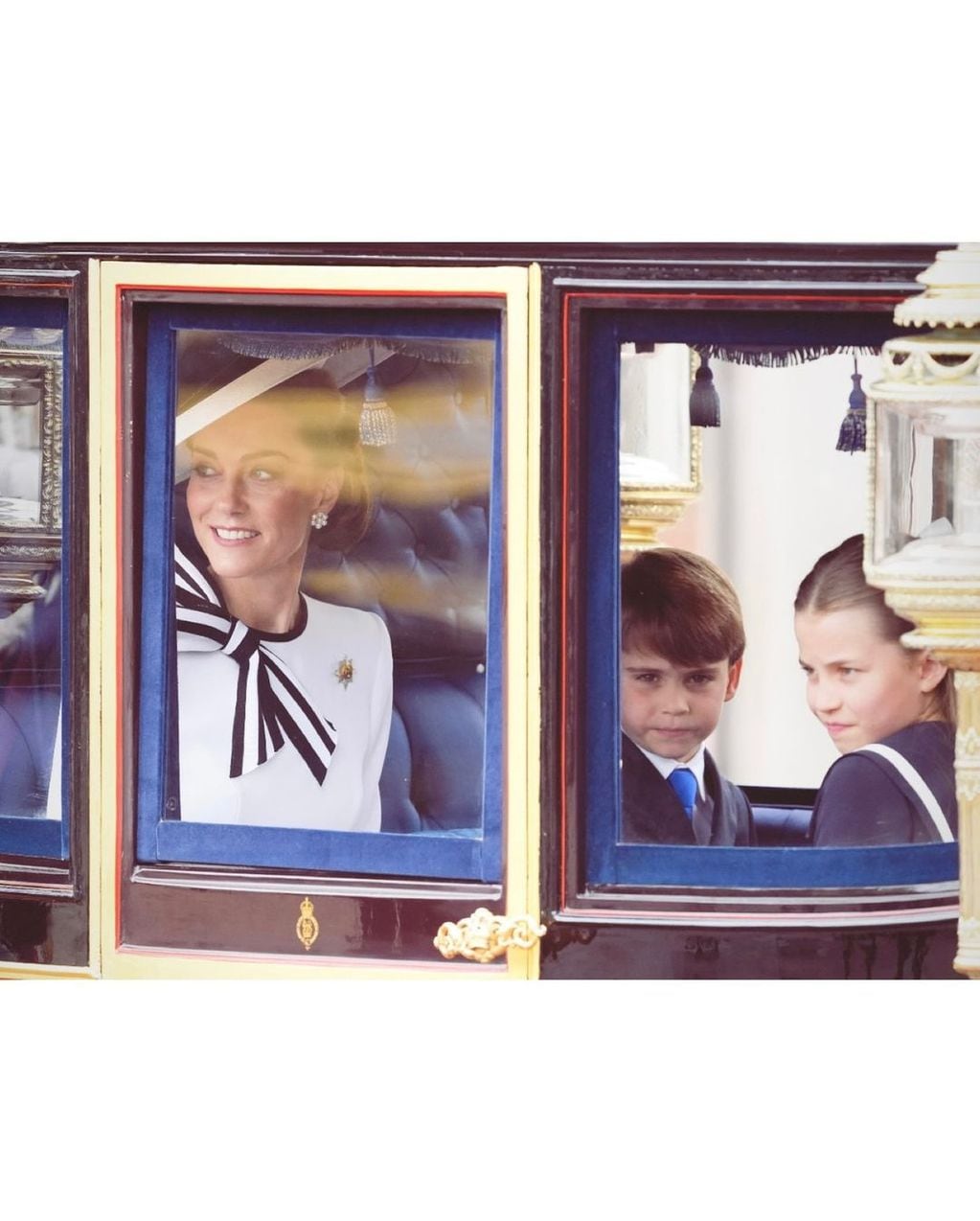 Kate Middleton junto a sus hijos en la carroza