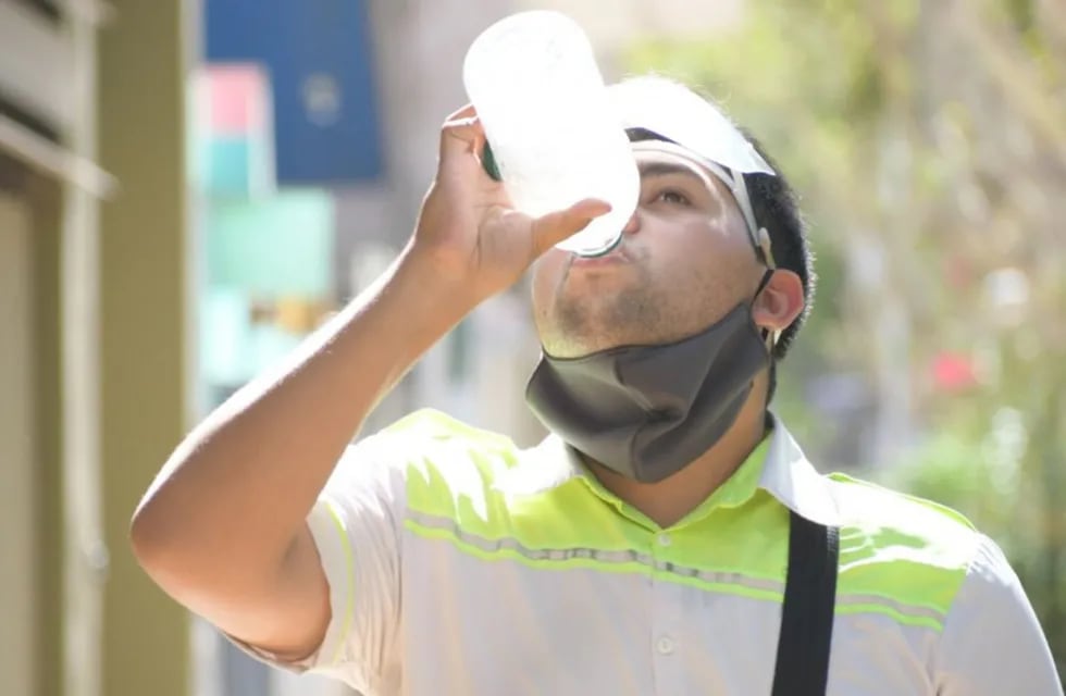 Una buena hidratación es clave para hacerle frente a la ola de calor. Diario Huarpe.