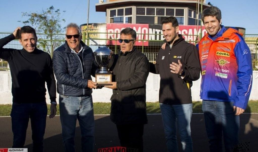 Los pilotos del TC con el presidente del automovilismo misionero, Mariano Malarczuk. (Fórmula Tuerca)
