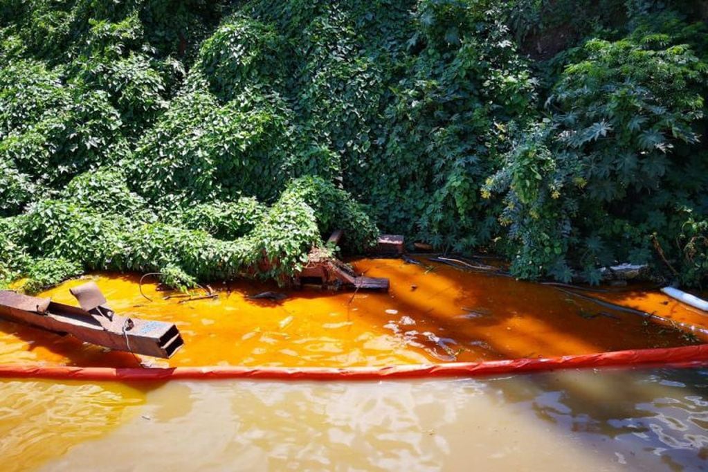 Una empresa derramó una sustancia al río y pinto el Paraná de naranja