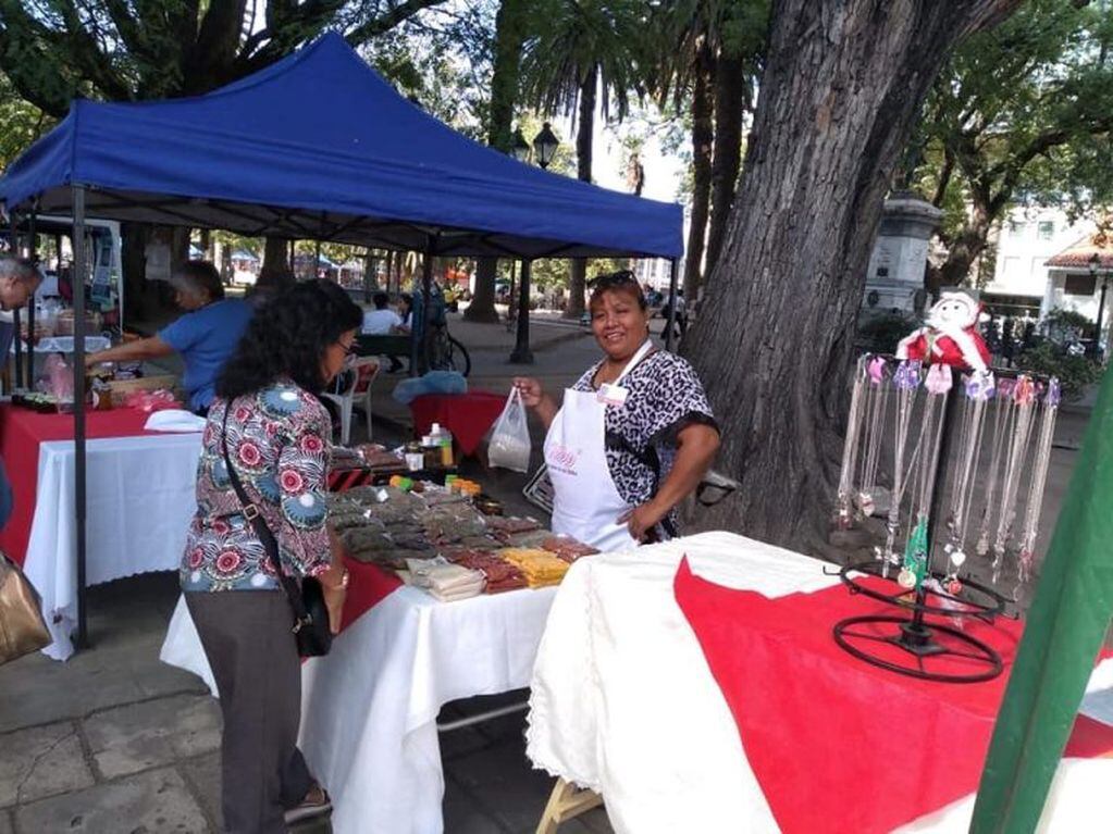 Feria Navideña en plaza Belgrano (Facebook Dirección de Economía Social de la Municipalidad de Salta)