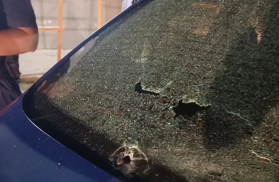Un móvil policial de Córdoba llegó la lugar y también sufrió daños materiales. (Ilustrativa)