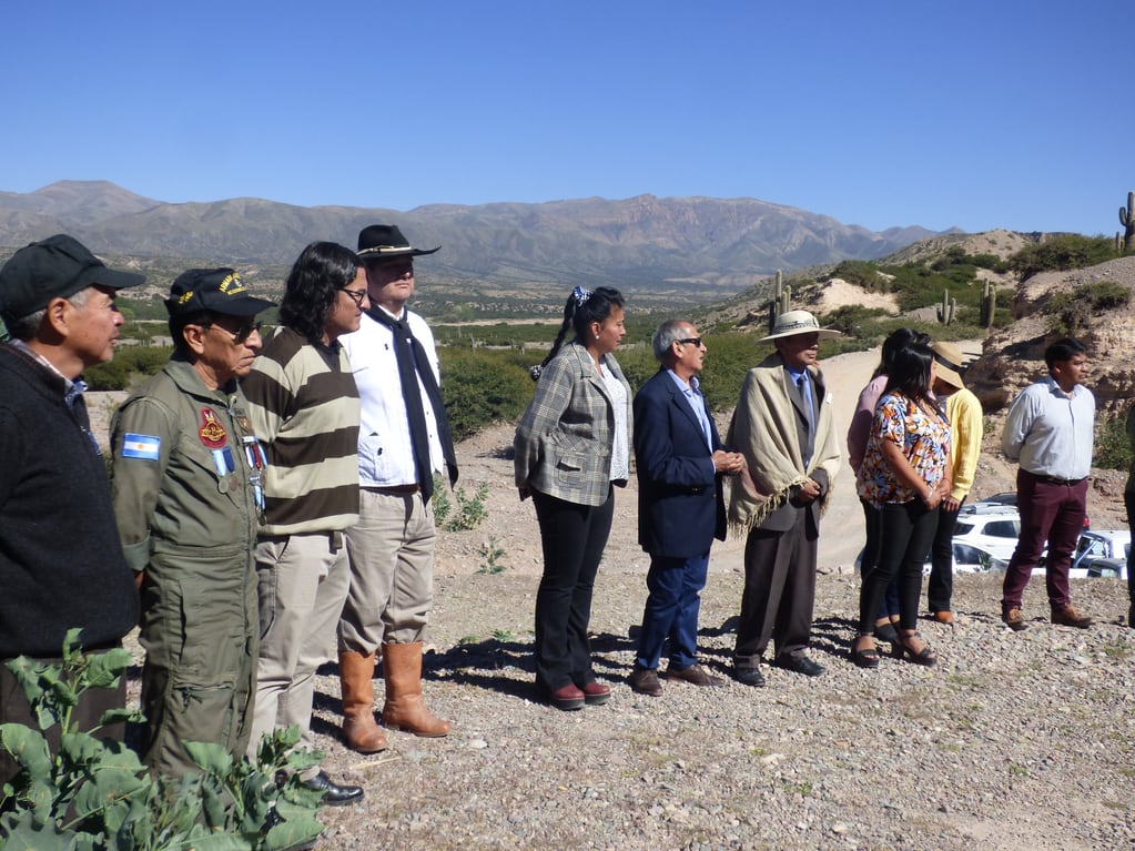 Autoridades municipales, educativas e invitados, en uno de los actos conmemorativos cumplidos este 1 de marzo en Humahuaca.